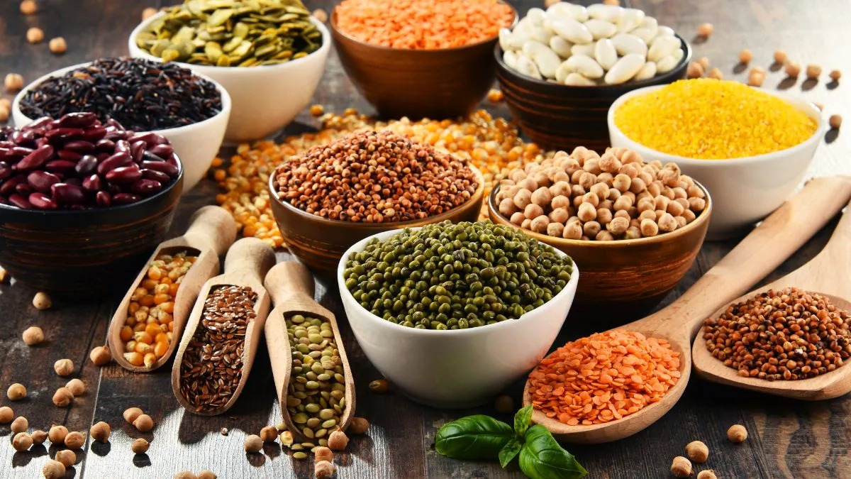 ডাল বা ডালজাতীয় প্রোটিন (Daal and legumes):

রুটির সঙ্গে যোগ করতে পারেন প্রোটিনের গুণ। আটায় নানা ধরনের ডালের পাশাপাশি মেশাতে পারেন বেসন বা মুগডালের গুঁড়ো। এতে অনেক বেশি সময়ের জন্য পেটও ভর্তি থাকবে। এনার্জি দেবে ভরপুর।